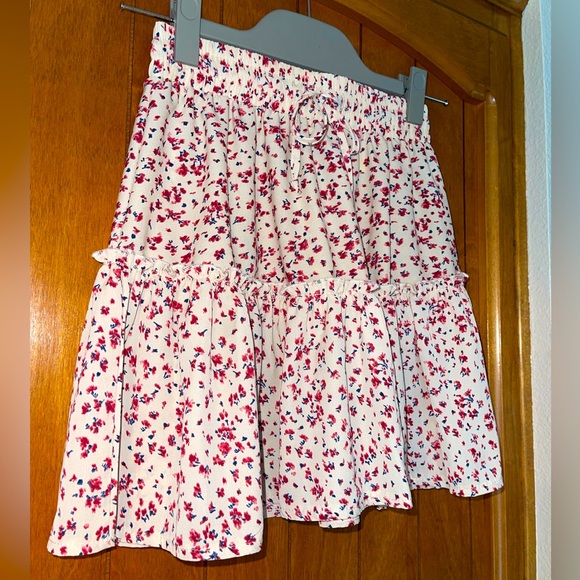✨HP✨ NWT “PRINCESS POLLY” LADIES FLORAL SKIRT, TIES & CINCHES AT WAIST…SIZE 0 - Picture 2 of 5